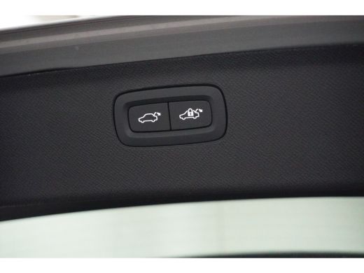 Volvo  XC90 T8 Ultra Dark Facelift | 3e stoelrij | Achteruitrijcamera met 360° Surround View | Head-up-display ActivLease financial lease