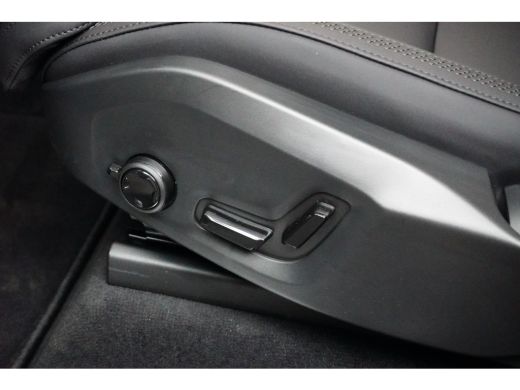Volvo  XC90 T8 Ultra Dark Facelift | 3e stoelrij | Achteruitrijcamera met 360° Surround View | Head-up-display ActivLease financial lease