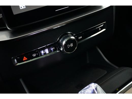 Volvo  XC90 T8 Ultra Dark Facelift | 3e stoelrij | Achteruitrijcamera met 360° Surround View | Head-up-display ActivLease financial lease