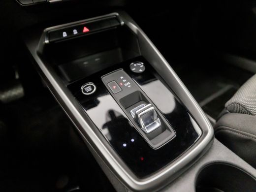 Audi A3 Limousine 30 TFSI Sport Automaat (APPLE CARPLAY, GROOT NAVI, GETINT GLAS, SPORTSTOELEN, CRUISE, C... ActivLease financial lease