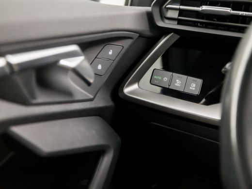 Audi A3 Limousine 30 TFSI Sport Automaat (APPLE CARPLAY, GROOT NAVI, GETINT GLAS, SPORTSTOELEN, CRUISE, C... ActivLease financial lease