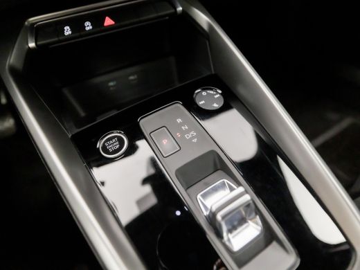 Audi A3 Limousine 30 TFSI Sport Automaat (APPLE CARPLAY, GROOT NAVI, GETINT GLAS, SPORTSTOELEN, CRUISE, C... ActivLease financial lease