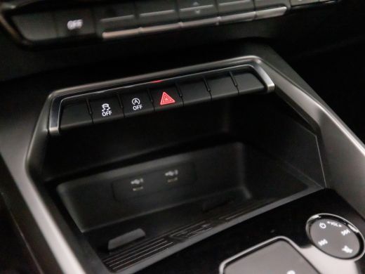 Audi A3 Limousine 30 TFSI Sport Automaat (APPLE CARPLAY, GROOT NAVI, GETINT GLAS, SPORTSTOELEN, CRUISE, C... ActivLease financial lease