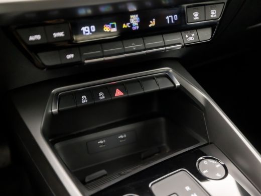 Audi A3 Sportback 30 TFSI Sportline Automaat (APPLE CARPLAY, GROOT NAVI, CLIMATE, PARKEERSENSOREN, SPORTS... ActivLease financial lease