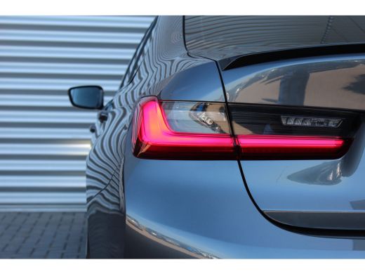 BMW 3 Serie 318i 156PK HIGH EXECUTIVE AUTOMAAT / NAVI / LEDER / CLIMA / FULL-LED / PDC / 19" LMV / CAMERA / K... ActivLease financial lease