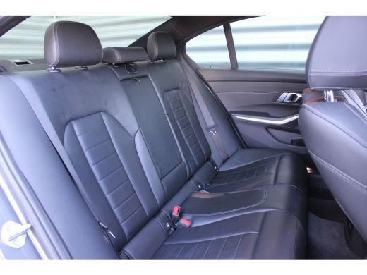BMW 3 Serie 318i 156PK HIGH EXECUTIVE AUTOMAAT / NAVI / LEDER / CLIMA / FULL-LED / PDC / 19" LMV / CAMERA / K... ActivLease financial lease