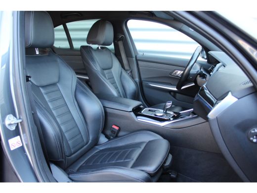 BMW 3 Serie 318i 156PK HIGH EXECUTIVE AUTOMAAT / NAVI / LEDER / CLIMA / FULL-LED / PDC / 19" LMV / CAMERA / K... ActivLease financial lease