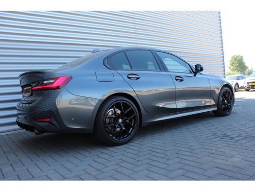 BMW 3 Serie 318i 156PK HIGH EXECUTIVE AUTOMAAT / NAVI / LEDER / CLIMA / FULL-LED / PDC / 19" LMV / CAMERA / K... ActivLease financial lease