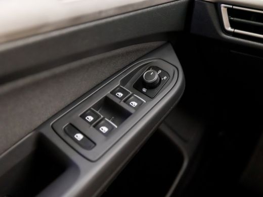 Volkswagen Golf 1.0 eTSI Sport Life Automaat (GROOT NAVI, CLIMATE, STUUR/STOELVERWARMING, SFEERVERLICHTING, PARKE... ActivLease financial lease
