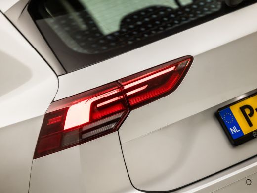 Volkswagen Golf 1.0 eTSI Sport Life Automaat (GROOT NAVI, CLIMATE, STUUR/STOELVERWARMING, SFEERVERLICHTING, PARKE... ActivLease financial lease