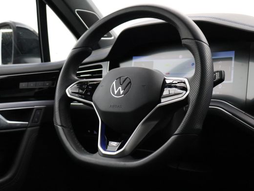 Volkswagen Touareg R 3.0 TSi V6 eHybrid 4MOTION R 462 PK *CHILI RED* + PANORAMA | STOELVENTILATIE | LUCHTVERING | DY... ActivLease financial lease