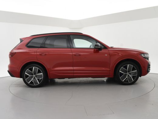 Volkswagen Touareg R 3.0 TSi V6 eHybrid 4MOTION R 462 PK *CHILI RED* + PANORAMA | STOELVENTILATIE | LUCHTVERING | DY... ActivLease financial lease