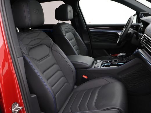 Volkswagen Touareg R 3.0 TSi V6 eHybrid 4MOTION R 462 PK *CHILI RED* + PANORAMA | STOELVENTILATIE | LUCHTVERING | DY... ActivLease financial lease