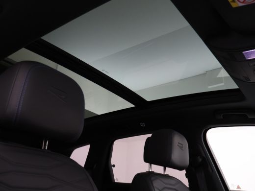 Volkswagen Touareg R 3.0 TSi V6 eHybrid 4MOTION R 462 PK *CHILI RED* + PANORAMA | STOELVENTILATIE | LUCHTVERING | DY... ActivLease financial lease