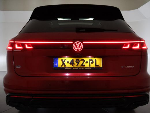 Volkswagen Touareg R 3.0 TSi V6 eHybrid 4MOTION R 462 PK *CHILI RED* + PANORAMA | STOELVENTILATIE | LUCHTVERING | DY... ActivLease financial lease