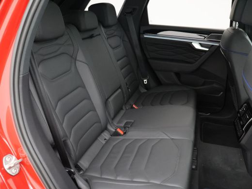 Volkswagen Touareg R 3.0 TSi V6 eHybrid 4MOTION R 462 PK *CHILI RED* + PANORAMA | STOELVENTILATIE | LUCHTVERING | DY... ActivLease financial lease