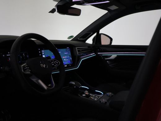 Volkswagen Touareg R 3.0 TSi V6 eHybrid 4MOTION R 462 PK *CHILI RED* + PANORAMA | STOELVENTILATIE | LUCHTVERING | DY... ActivLease financial lease