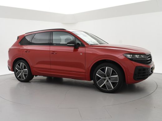 Volkswagen Touareg R 3.0 TSi V6 eHybrid 4MOTION R 462 PK *CHILI RED* + PANORAMA | STOELVENTILATIE | LUCHTVERING | DY... ActivLease financial lease