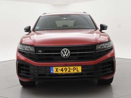 Volkswagen Touareg R 3.0 TSi V6 eHybrid 4MOTION R 462 PK *CHILI RED* + PANORAMA | STOELVENTILATIE | LUCHTVERING | DY... ActivLease financial lease