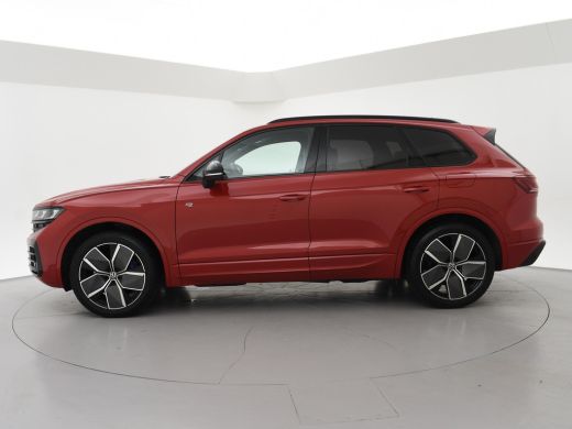 Volkswagen Touareg R 3.0 TSi V6 eHybrid 4MOTION R 462 PK *CHILI RED* + PANORAMA | STOELVENTILATIE | LUCHTVERING | DY... ActivLease financial lease