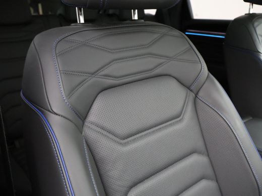 Volkswagen Touareg R 3.0 TSi V6 eHybrid 4MOTION R 462 PK *CHILI RED* + PANORAMA | STOELVENTILATIE | LUCHTVERING | DY... ActivLease financial lease