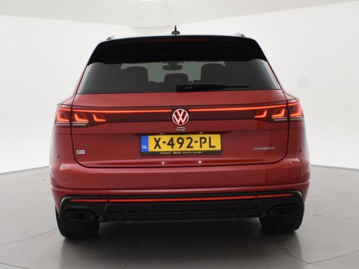 Volkswagen Touareg R 3.0 TSi V6 eHybrid 4MOTION R 462 PK *CHILI RED* + PANORAMA | STOELVENTILATIE | LUCHTVERING | DY... ActivLease financial lease