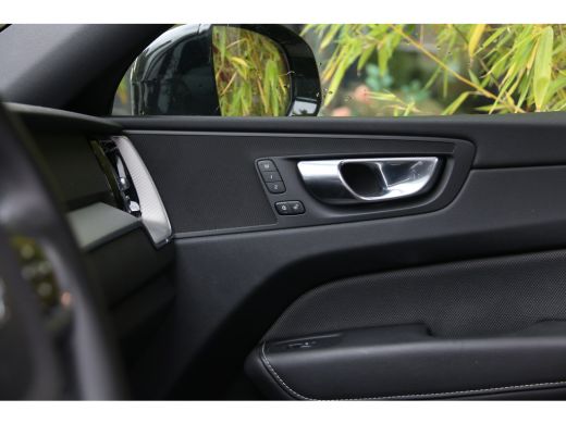 Volvo  XC60 2.0 T6 Plug-in hybrid AWD Plus Dark | Panoramadak | Memory seats | Pilot Assist | Camera | Stuur/... ActivLease financial lease