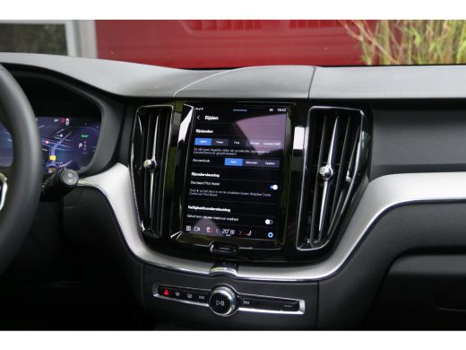 Volvo  XC60 2.0 T6 Plug-in hybrid AWD Plus Dark | Trekhaak | 360 Camera | Panoramadak | Memory seats | Pilot ... ActivLease financial lease