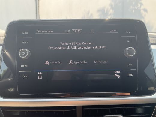 Volkswagen T-Roc 1.5 TSI Life 150pk Automaat Adap.Cruise Carplay Cam Hoogzitter Incl.BTW ActivLease financial lease