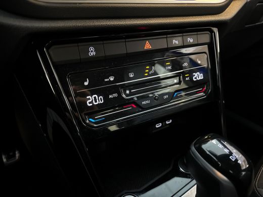 Volkswagen T-Roc 1.5TSI 150pk DSG R-Line / Parkeersensoren / App-Connect / Stoelverwarming /Achteruitrijcamera ActivLease financial lease