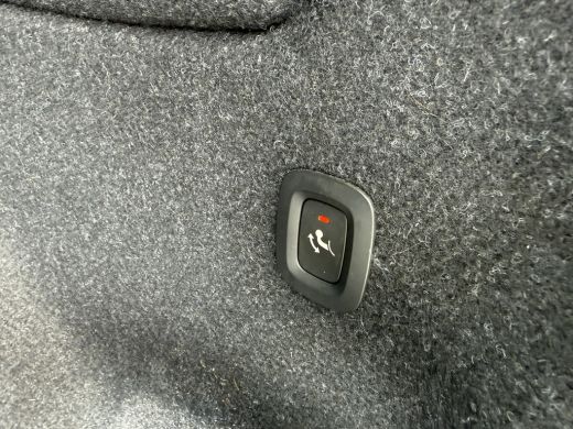 Volvo  XC40 2.0 B4 R-Design | Stoel en stuurwielverwarming | Camera | Parkeersensoren voor en achter | BLIS |... ActivLease financial lease
