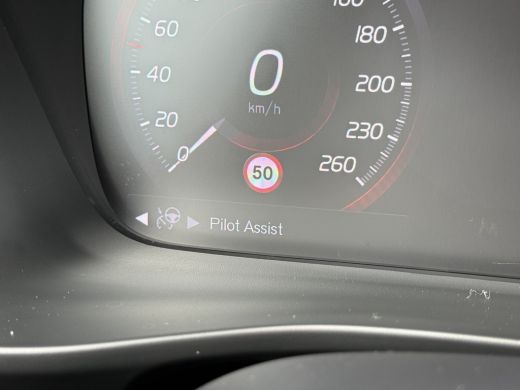 Volvo  XC40 2.0 B4 R-Design | Stoel en stuurwielverwarming | Camera | Parkeersensoren voor en achter | BLIS |... ActivLease financial lease