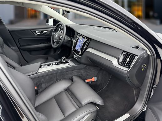 Volvo  V60 B4 Plus Dark | 18' | Panoramadak | Trekhaak | Getint glas | Stoel/stuurverwarming | Elektr. verst... ActivLease financial lease
