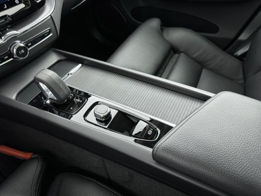 Volvo  XC60 T6 Recharge AWD Inscription Expression | 18' | Google | Panoramadak | Trekhaak | Stoel/stuurverwa... ActivLease financial lease