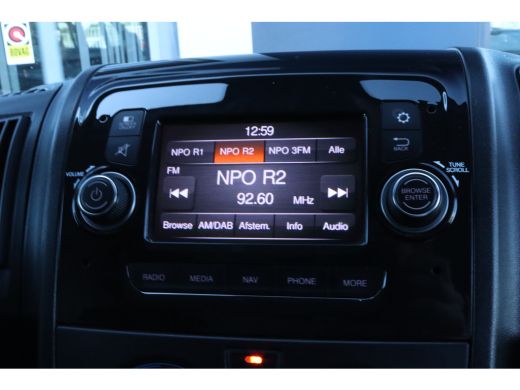 Peugeot Boxer 435 2.2 BlueHDi 165 L2H2 Zwaar Premium | Cruise Control | Trekhaak | Navi | Sidebars | Airco ActivLease financial lease