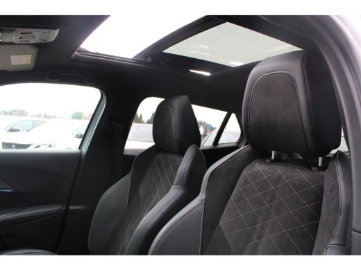 Peugeot e-2008 EV GT 50 kWh | Navigatie | Camera | Panorama/schuifdak | Fase 3 | Stoelverwarming | BTW | All sea... ActivLease financial lease