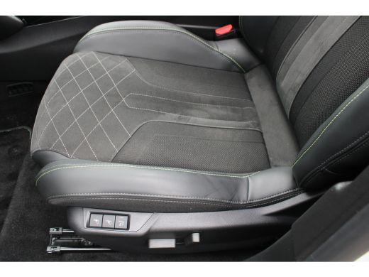 Peugeot e-2008 EV GT 50 kWh | Navigatie | Camera | Panorama/schuifdak | Fase 3 | Stoelverwarming | BTW | All sea... ActivLease financial lease