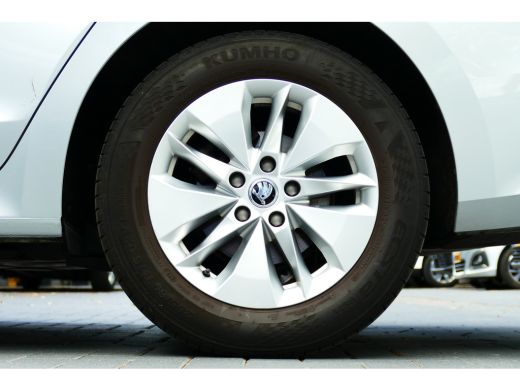 Skoda Octavia Combi 1.0 E-TSI 110PK BUSINESS EDITION / NAVI / LED / PDC / 16"LMV / CLIMA / BLUETOOTH / CRUISECO... ActivLease financial lease