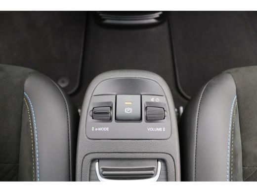 Abarth 500 Turismo 42 kWh Scorpion Design| 11 kW lader | Achterbank in delen neerklapbaar | Achteruitrijcamera ActivLease financial lease