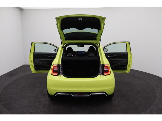 Abarth 500 Turismo 42 kWh Scorpion Design| 11 kW lader | Achterbank in delen neerklapbaar | Achteruitrijcamera ActivLease financial lease