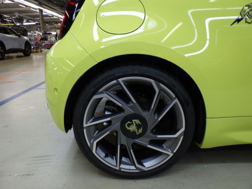 Abarth 500 Turismo 42 kWh Scorpion Design| 11 kW lader | Achterbank in delen neerklapbaar | Achteruitrijcamera ActivLease financial lease