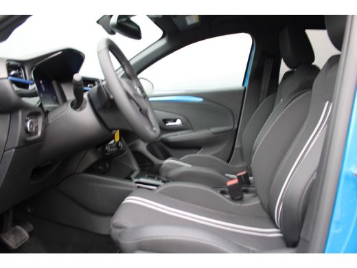 Opel Corsa YES | #YesOfCorsa Interieur | 'Corsa'' op achterkant in zwart | 16" Lichtmetalen velgen, zwart ActivLease financial lease