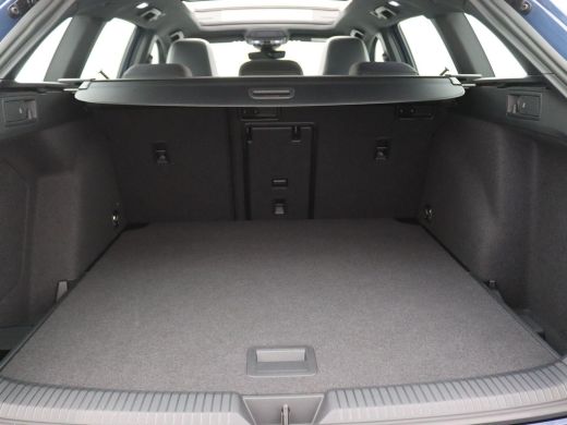 Volkswagen Golf 1.5 eTSI R-Line Edition 150PK matrix led, trekhaak, panoramadak, keyless, stoelventilatie , stuur... ActivLease financial lease