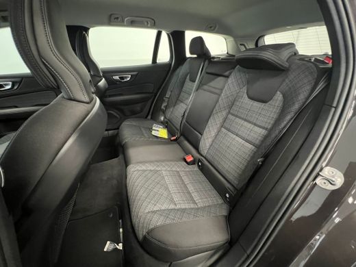 Volvo  V60 B3 Essential Edition | Achterbank verwarmd | Achteruitrijcamera | Cruise control adaptief met Sto... ActivLease financial lease
