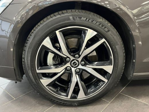 Volvo  V60 B3 Essential Edition | Achterbank verwarmd | Achteruitrijcamera | Cruise control adaptief met Sto... ActivLease financial lease
