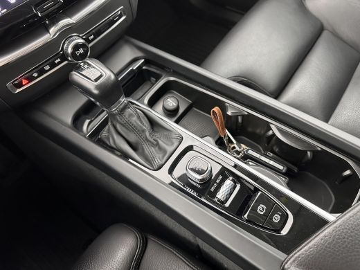 Volvo  XC60 2.0 D4 Momentum Pro (INCL-BTW) Aut.*LUXURY-LEATHER | HARMAN/KARDON-AUDIO | HEATED-SPORTSEATS | NA... ActivLease financial lease