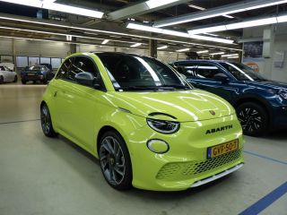 Abarth 500 Turismo 42 kWh Scorpion Design| 11 kW lader | Achterbank in delen neerklapbaar | Achteruitrijcamera