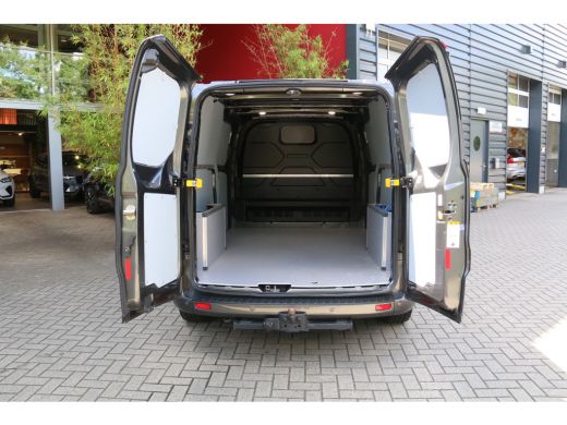 Ford Transit Custom 320 L2H1 170pk Sport Navi | Trekhaak | Vloer + wandbekleding | Cruise | Apple Carplay | 17'' ActivLease financial lease