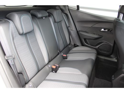 Peugeot e-2008 EV 136PK ALLURE PACK AUTOMAAT / NAVI / LEDER / CLIMA / LED / PDC / 17" LMV / CAMERA / KEYLESS  / ... ActivLease financial lease