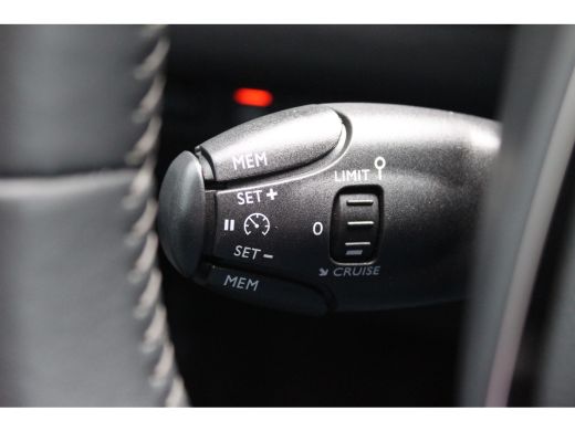 Peugeot e-2008 EV 136PK ALLURE PACK AUTOMAAT / NAVI / LEDER / CLIMA / LED / PDC / 17" LMV / CAMERA / KEYLESS  / ... ActivLease financial lease